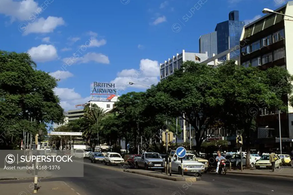 KENYA, NAIROBI, KENYATTA AVENUE