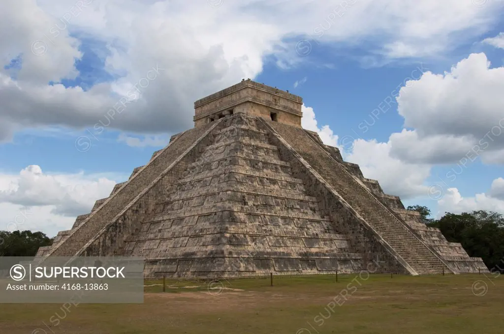Mexico, Yucatan Peninsula, Chichen Itza Archaeological Site, El Castillo (Castle), Mayan Pyramid