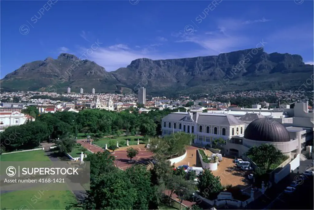 SOUTH AFRICA, CAPE TOWN, VIEW OF SOUTHICAN MUSEUM, TABLE MOUNTAIN