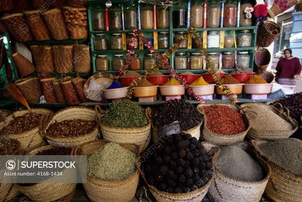 EGYPT, ASWAN, BAZAAR, SPICES FOR SALE, CHILI PEPPERS