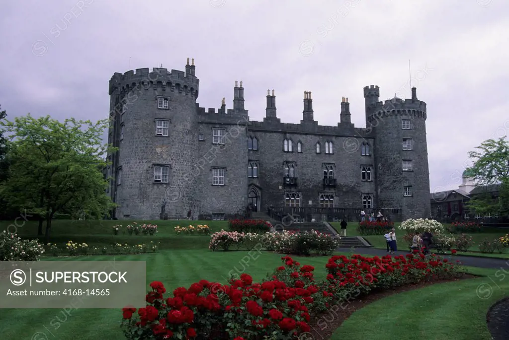 Ireland, Kilkenny, Kilkenny Castle, Red Roses