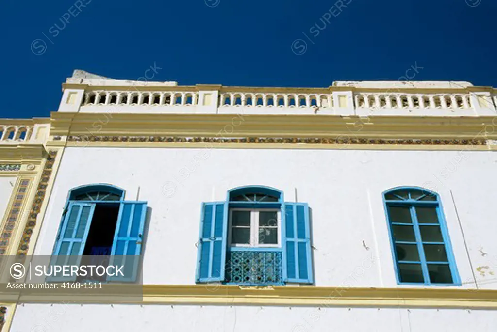 MOROCCO, ESSAOUIRA, ARCHITECHTURE, WINDOWS WITH TYPICAL BLUE SHUTTERS