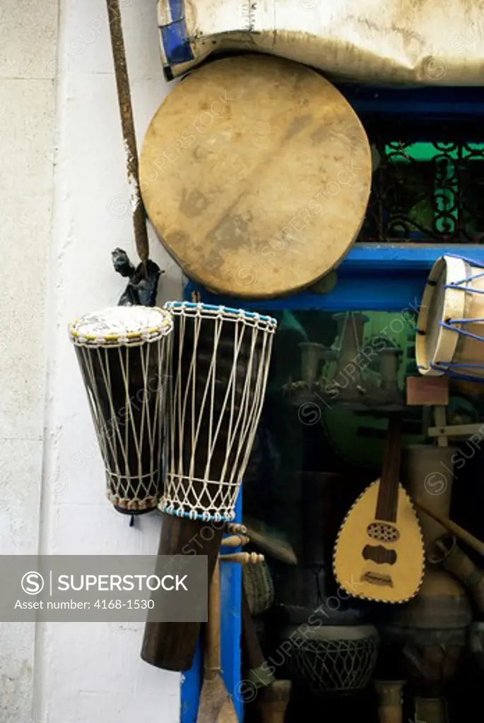 MOROCCO, ESSAOUIRA, MARKET SCENE, MUSICAL INSTRUMENTS, DRUMS AND LUTE