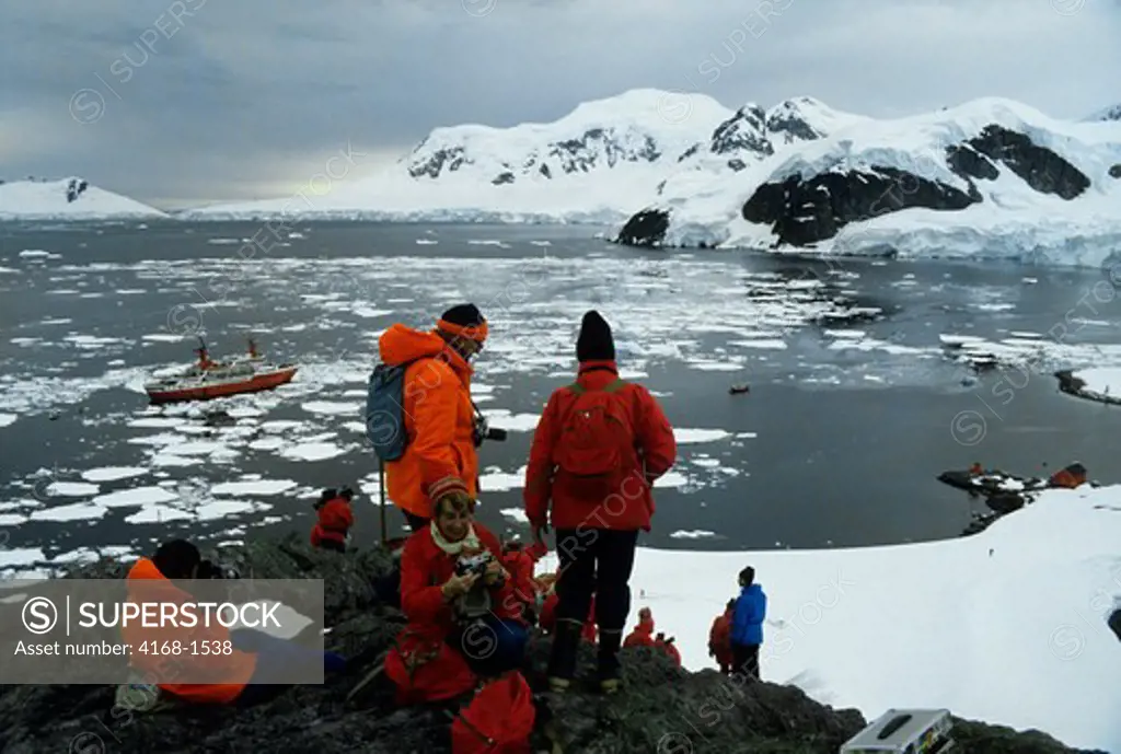 ANTARCTICA, EXPEDITION CRUISE SHIP 'MS WORLD DISCOVERER' AT ANCHOR IN PARADISE BAY