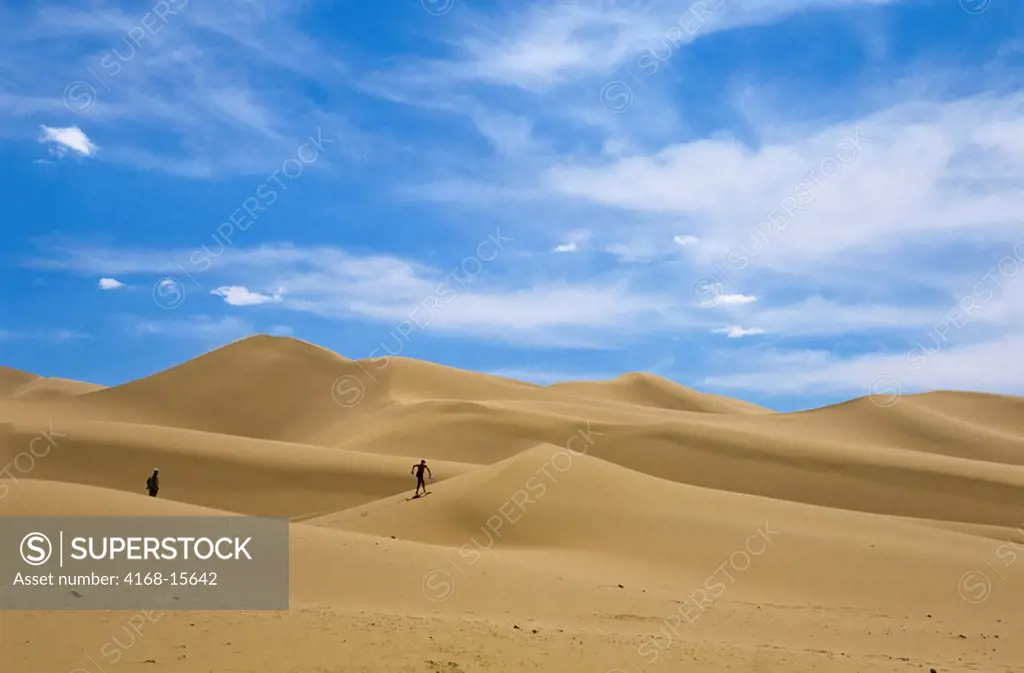 Mongolia, Gobi Desert, Near Dalanzadgad, Khongoryn Els (Sand Dunes), Tourists