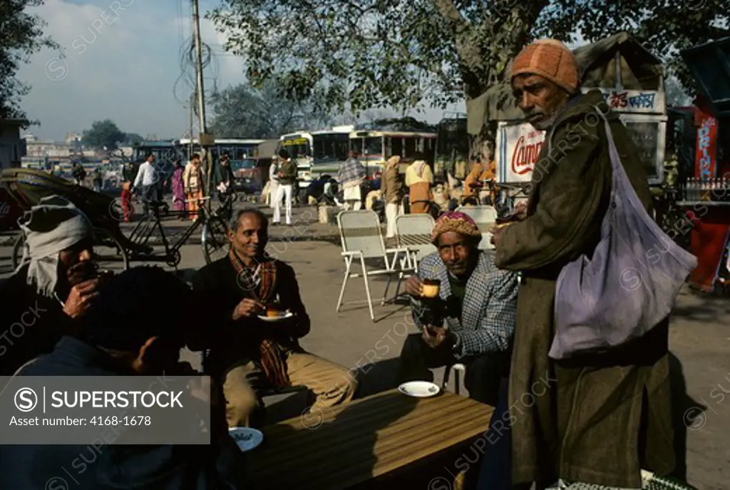 INDIA, NEW DELHI, STREET SCENE, MEN DRINKING TEA
