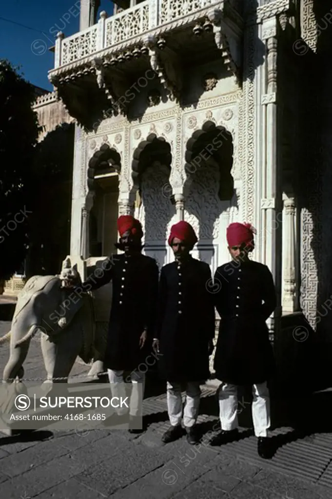 INDIA, RAJASTHAN, JAIPUR, GUARDS IN FRONT OF CITY PALACE