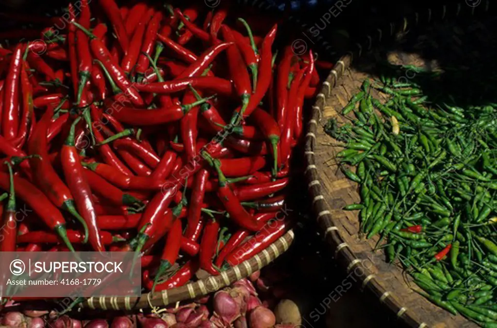 INDONESIA, JAKARTA, GLODOK CHINATOWN, MARKET SCENE, RED CHILE PEPPERS & THAI PEPPERS