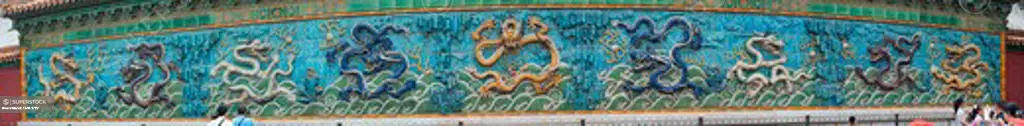 CHINA, BEIJING, FORBIDDEN CITY, DRAGON SCREEN OR WALL, PEOPLE, PANORAMIC VIEW