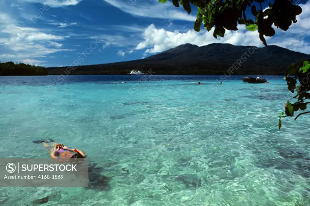SOLOMON ISLANDS, RENDOVA LAGOON, TOURISTS SNORKELING ALONG THE BEACH, MS EXPLORER IN BACKGROUND