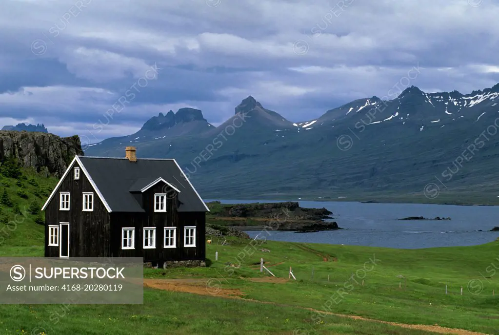 ICELAND, EAST COAST, FJORD LANDSCAPE WITH FARMHOUSE