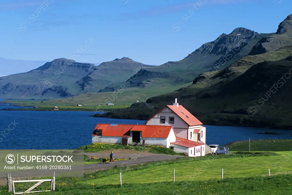 ICELAND, EAST COAST, FJORD LANDSCAPE WITH FARM