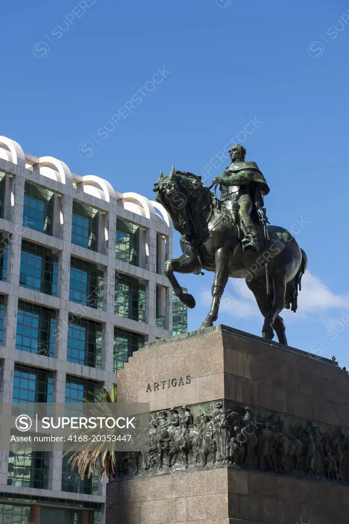 Statue of Gen. José Gervasio Artigas, father of Uruguay and hero of its independence movement, in the center of the Independence Square (Plaza Independencia), one of the oldest and most important squares of Montevideo, Uruguay, with Presidential Building in background.
