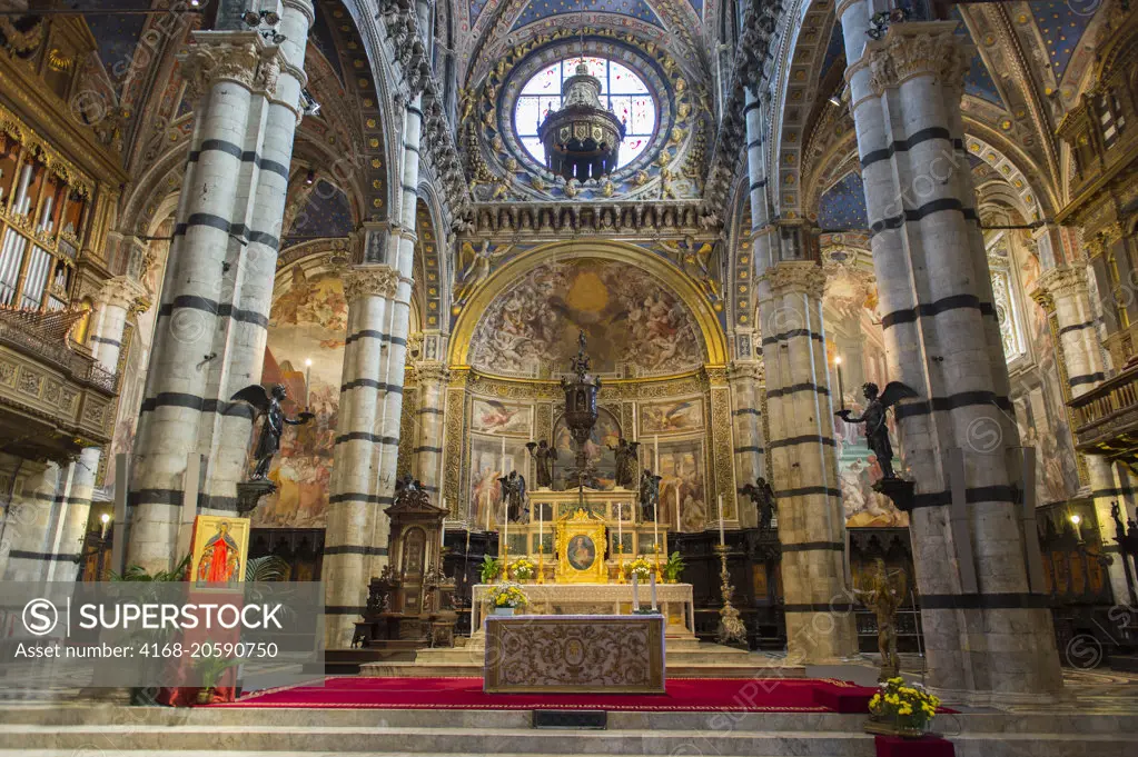 View of the altar in the Siena Cathedral di Santa Maria, better known as the Duomo, in Siena, Tuscany, Italy.