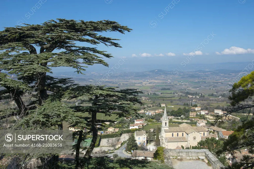 View from the hillside village of Bonnieux in the Luberon in the Provence-Alpes-Côte d'Azur region in southeastern France.