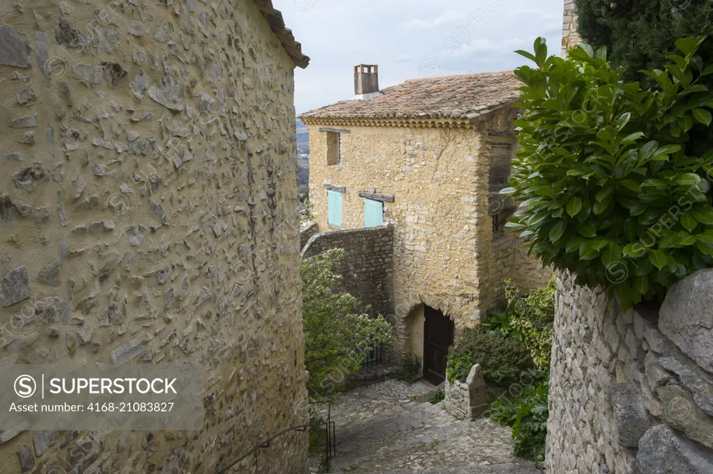 A narrow alley in the medieval hillside village of Seguret in the Vaucluse department of the Provence-Alpes-Côte d'Azur region in southeastern France.