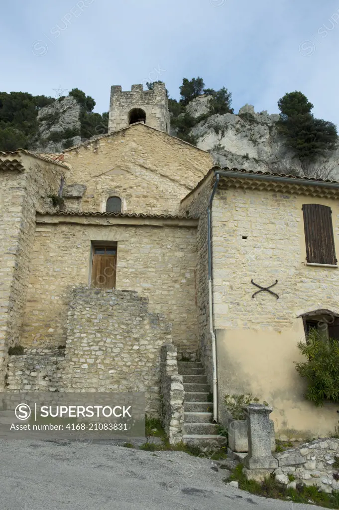 The church is built into the hillside in the medieval hillside village of Seguret in the Vaucluse department of the Provence-Alpes-Côte d'Azur region in southeastern France.