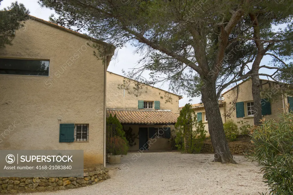 Located on the southern side of the Dentelles de Montmirail, the winery Domaine de Coyeux is comprised of one continuous area of 112 hectares in the Vaucluse department of the Provence-Alpes-Côte d'Azur region in southeastern France.