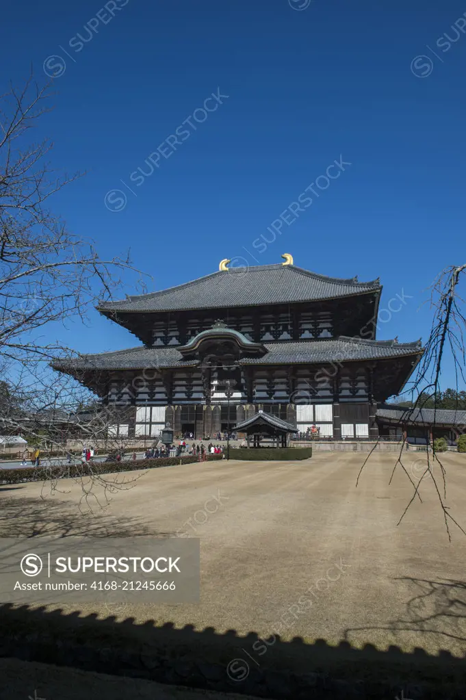 View of the Great Buddha Hall (daibutsuden) of the Todai-ji temple (Eastern Great Temple), which is a Buddhist temple complex and UNESCO World Heritage Site located in the city of Nara, Japan.