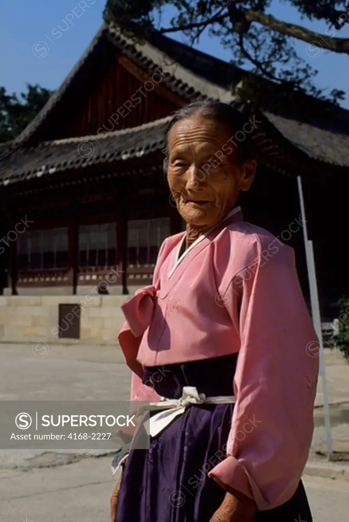 Korea, Seoul, Kyungbok Royal Palace, Old Woman In Traditional Dress