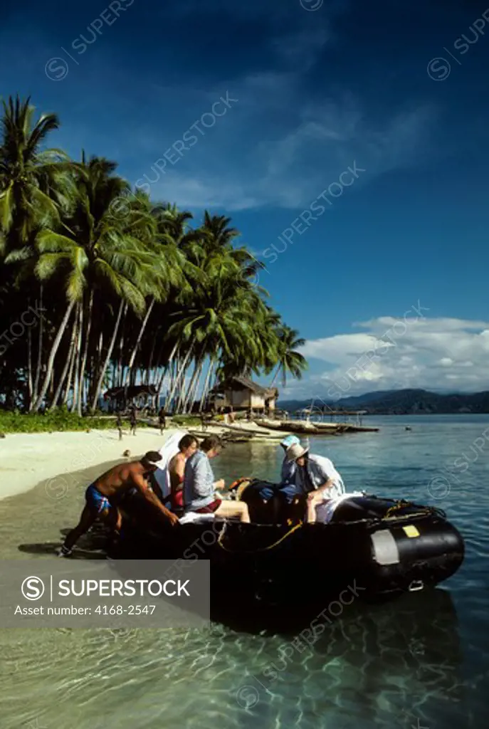 Papua New Guinea, Hoskin Island, Near Morobe, Tourists In Zodiac