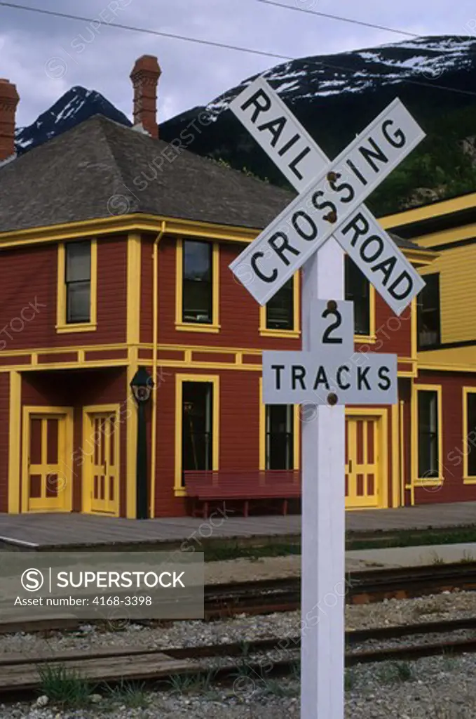 Usa, Alaska, Inside Passage, Skagway, White Pass-Yukon Route Railway Station, Railroad Crossing Sign