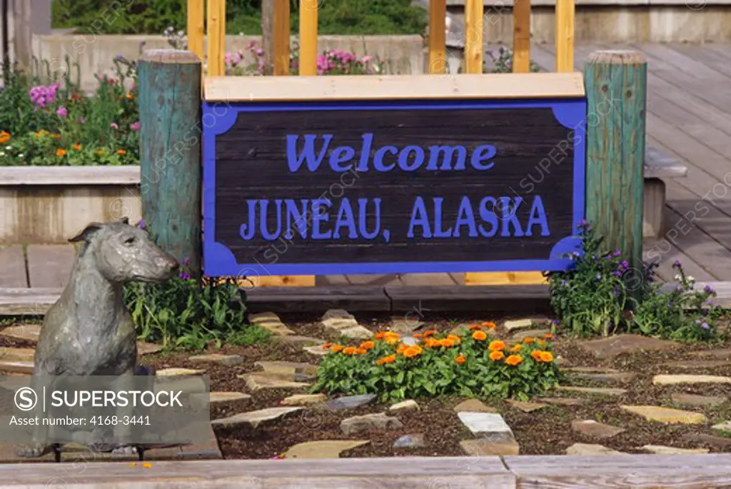 Usa, Alaska, Juneau, Welcome Sign With Dog Statue