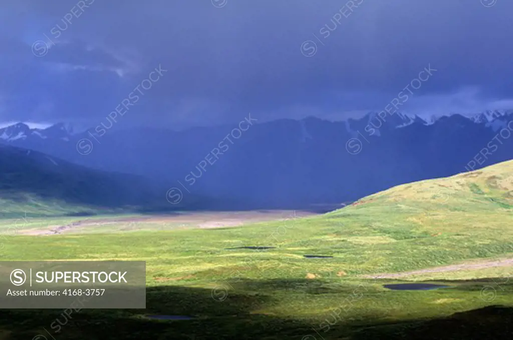 Usa, Alaska, Denali National Park, Polychrome Pass Area, Rain Clouds