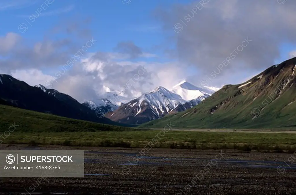Usa, Alaska, Denali National Park, Toklat River, View Of Alaska Range