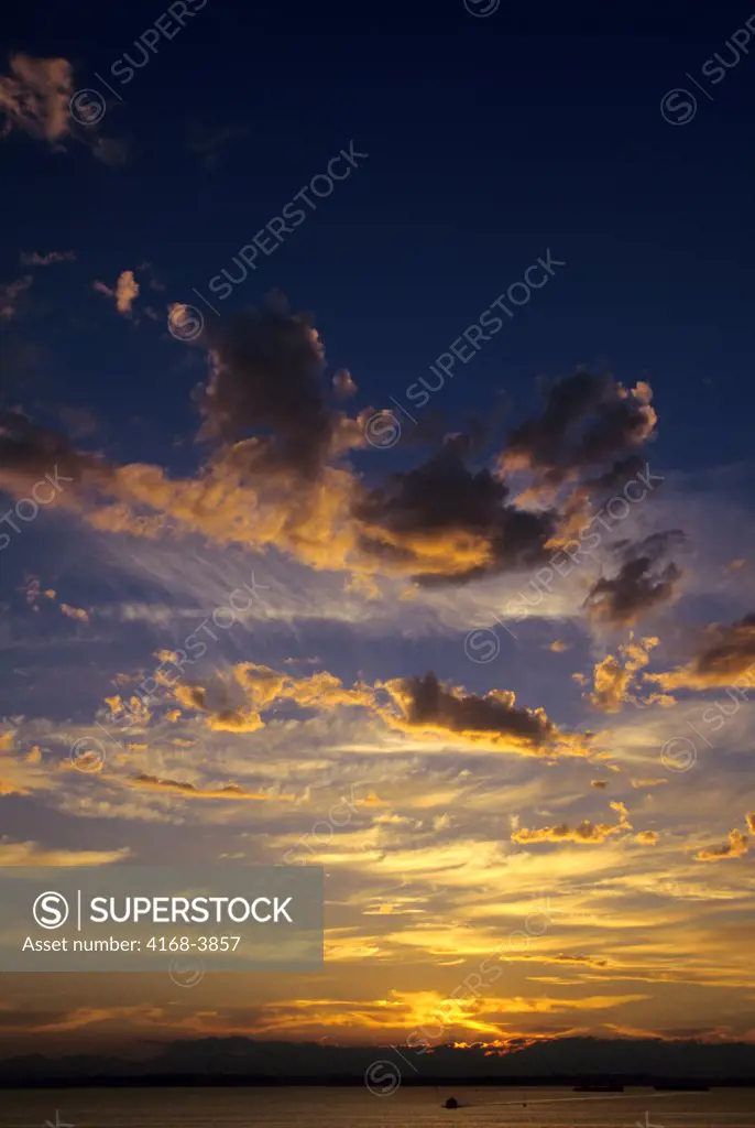 Usa, Washington, Seattle Waterfront, Elliott Bay, Clouds At Sunset