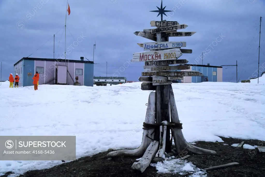 ANTARCTICA, KING GEORGE ISLAND, BELLINGHAUSEN, RUSSIAN RESEARCH STATION, SIGNPOST