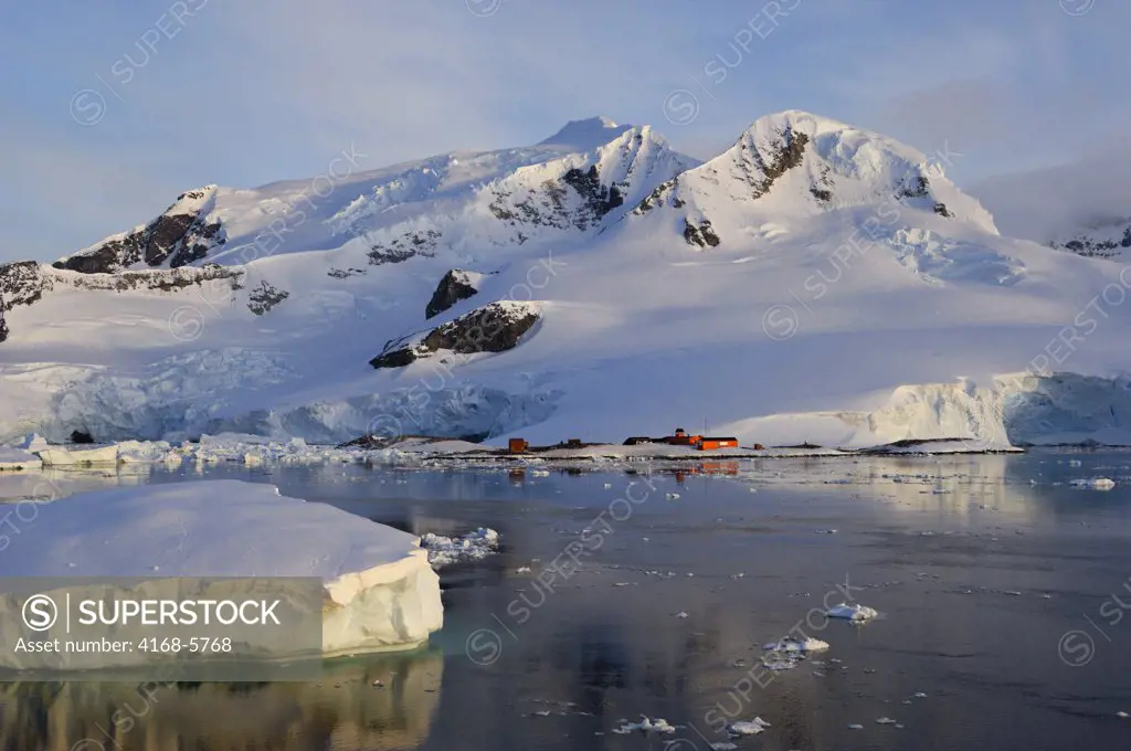 ANTARCTICA, ANTARCTIC PENINSULA, PARADISE BAY, MOUNTAINS AND ICE, CHILEAN RESEARCH STATION GONZALES VIDELA