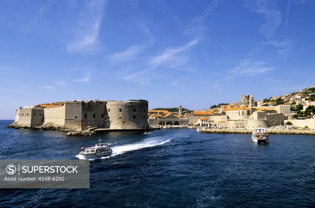 CROATIA, DUBROVNIK, VIEW OF OLD HARBOR