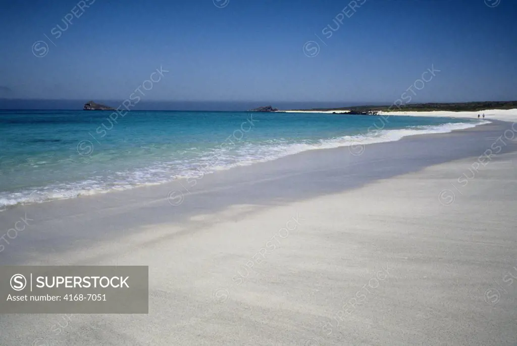 ECUADOR,GALAPAGOS ISLANDS, HOOD (ESPANOLA) ISLAND, GARDENER BAY, WHITE SAND BEACH, TOURISTS