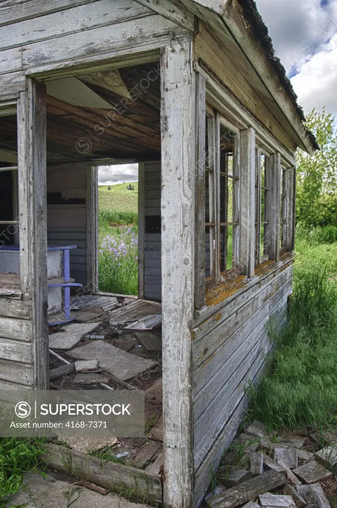 USA, Washington State, Palouse Country Near Pullman, Abandoned Farm House