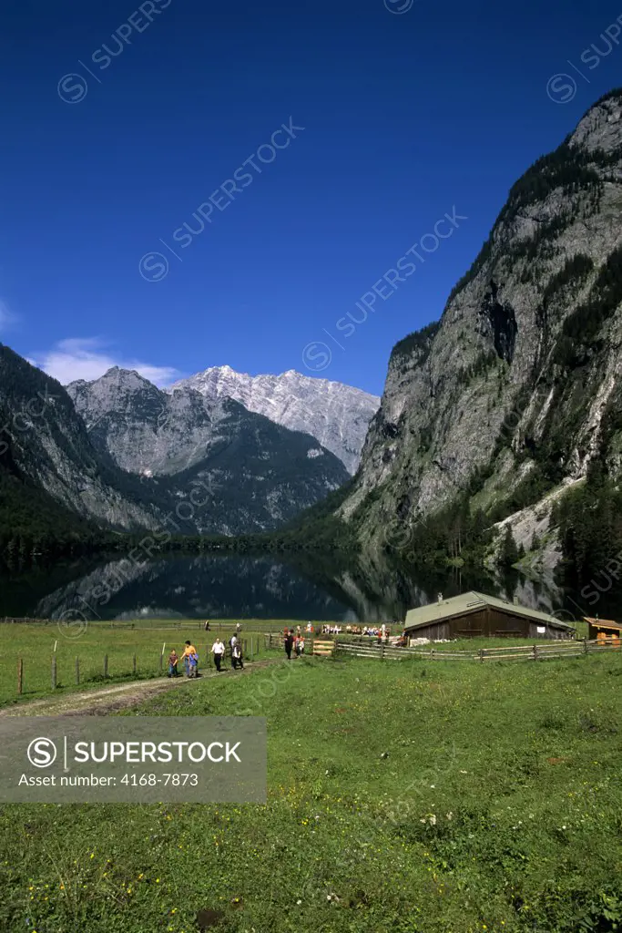Germany, Bavaria, Berchtesgaden, Konigsee Area, Obersee, Fischunkel Alm, tourists on trail