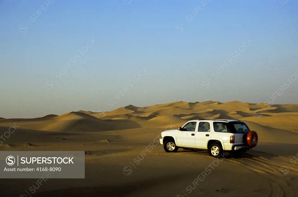 United Arab Emirates, Dubai, Dubai Desert Conservation Reserve, 4 x4 in sand dunes