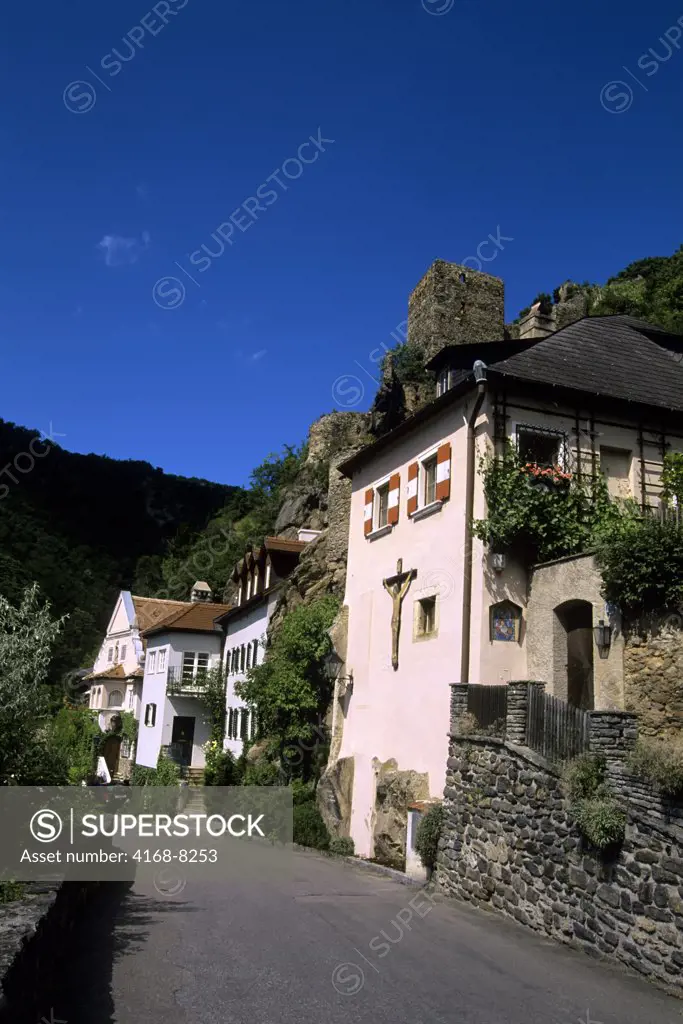 Austria, Wachau Valley, Durnstein, Old houses and road