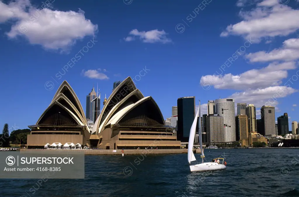 Australia, Sydney, Opera House with sailboat in foreground