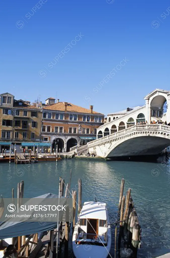 ITALY VENICE THE RIALTO BRIDGE GRAND CANAL
