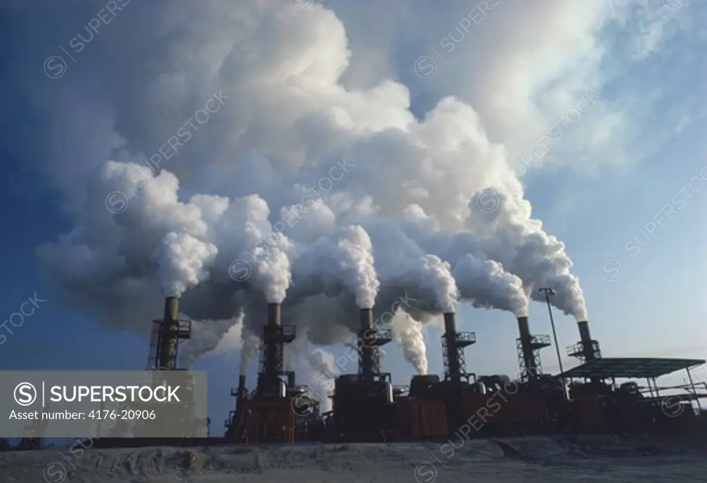 Oil refinery emitting air pollution near Santa Rosa, California