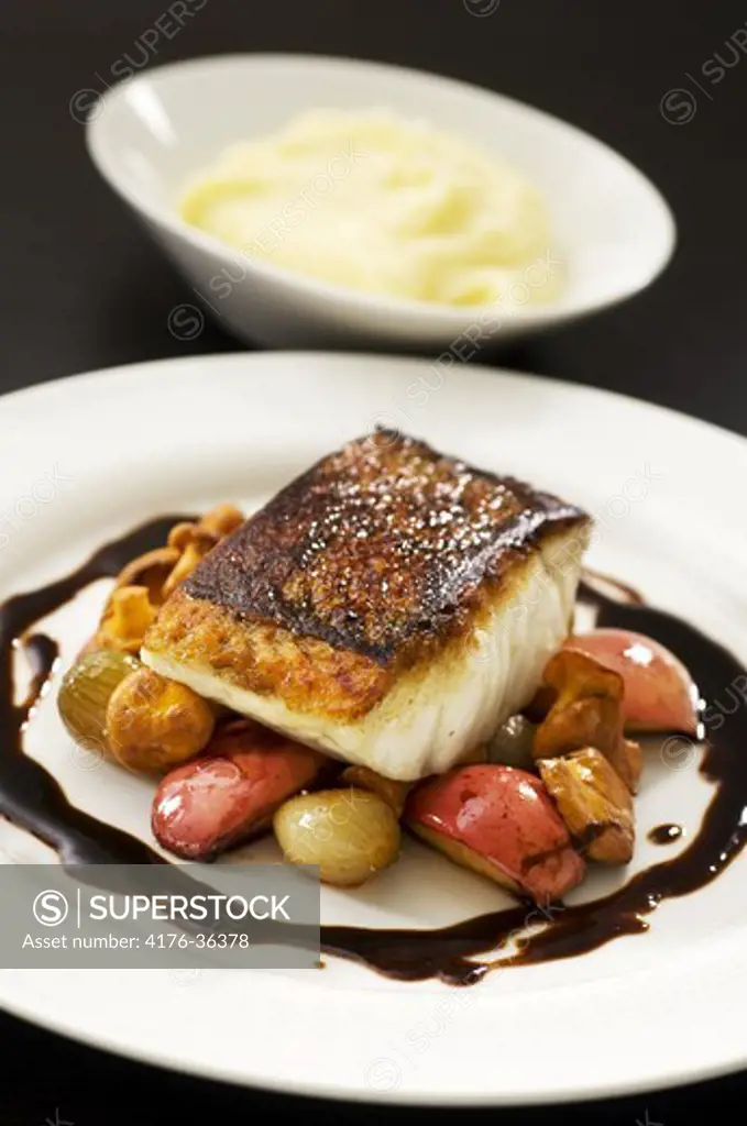 Pike-perch with chanterelle, apple and potatoes