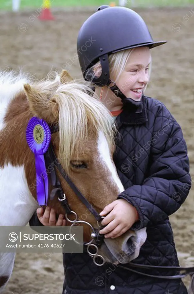 A little girl and her pony after winning a contest - Flicka som vunnit pris med ponny