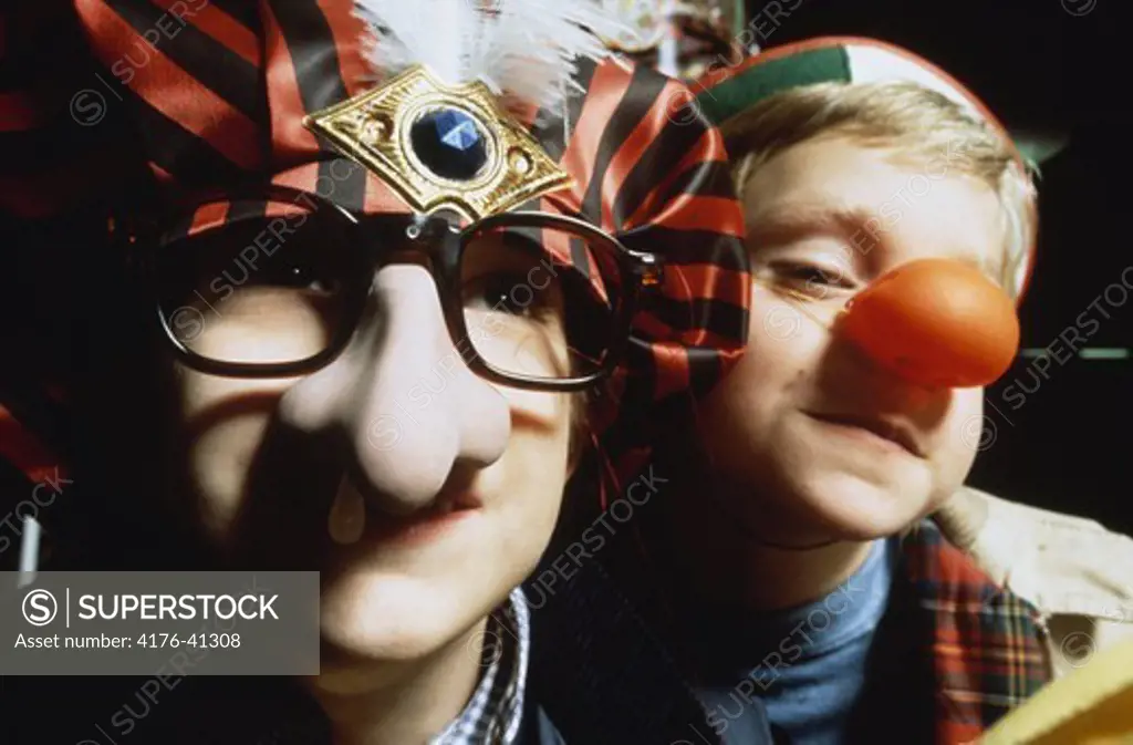 Young boys in masks, TŠby
