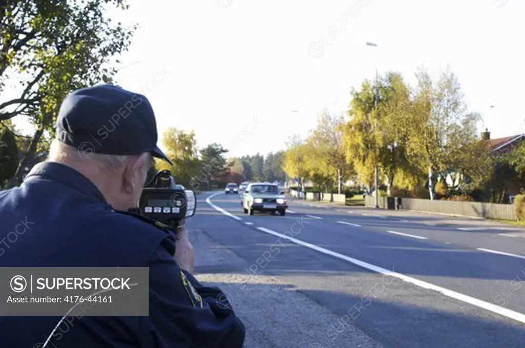 Polis utför hastighetskontroll med laser