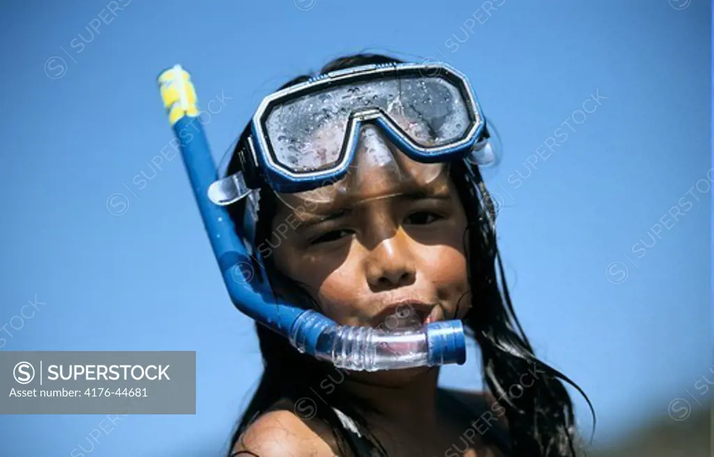 Flicka med snorkel och cyklop
