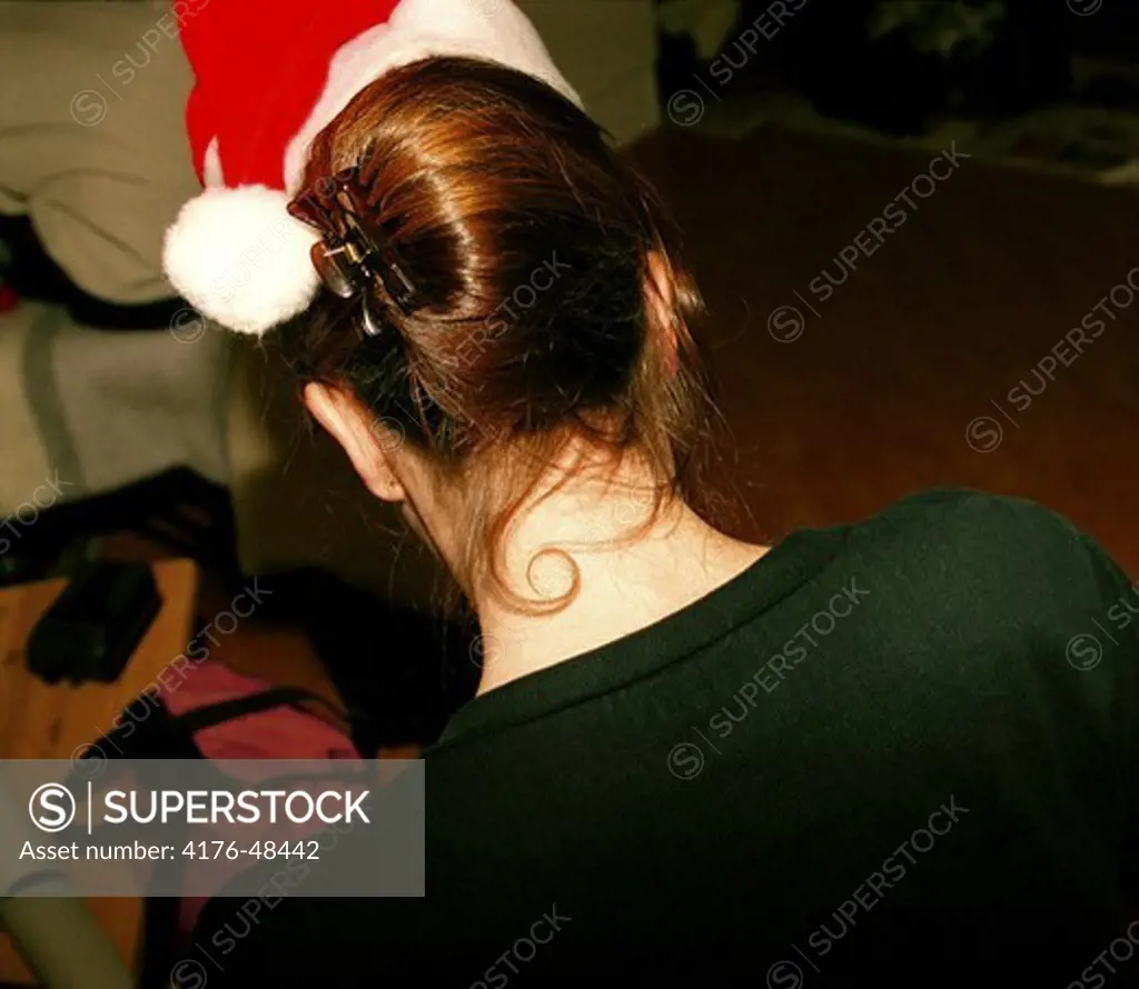 kvinna med tomteluva och hårlock i nacken