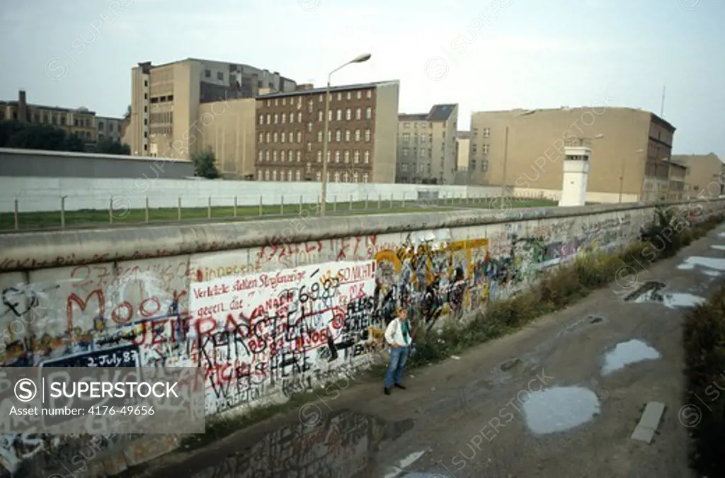 Germany, Berlin, berlin-wall with man in front