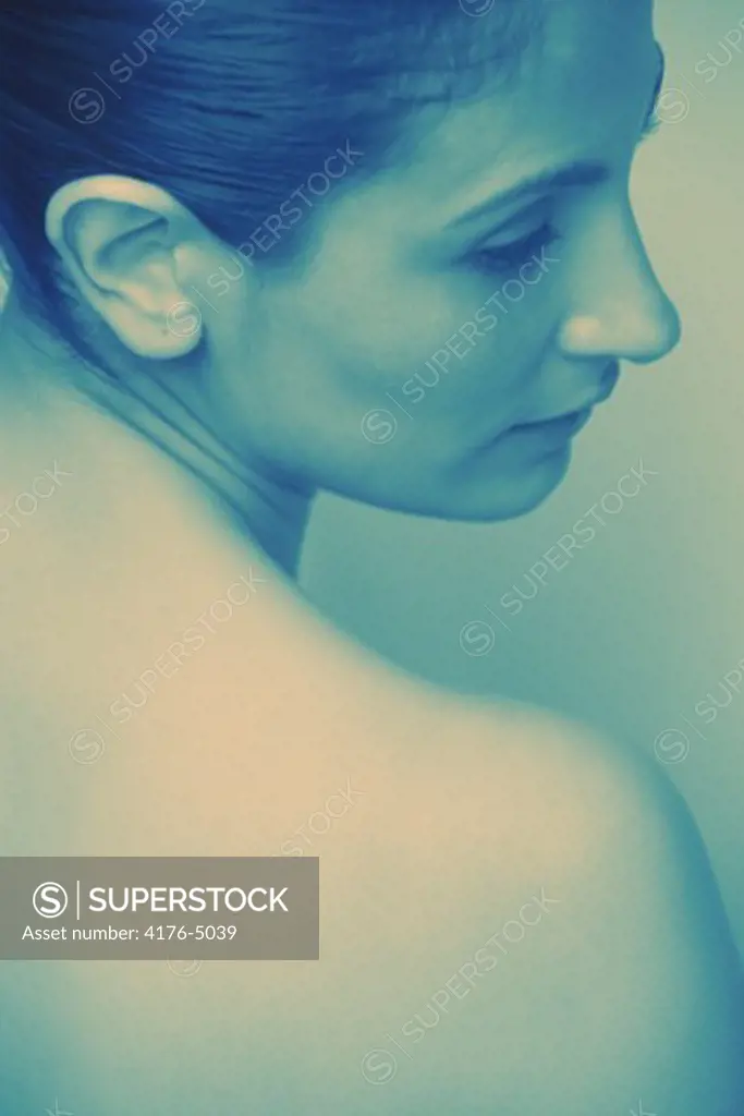 A woman with naked shoulder