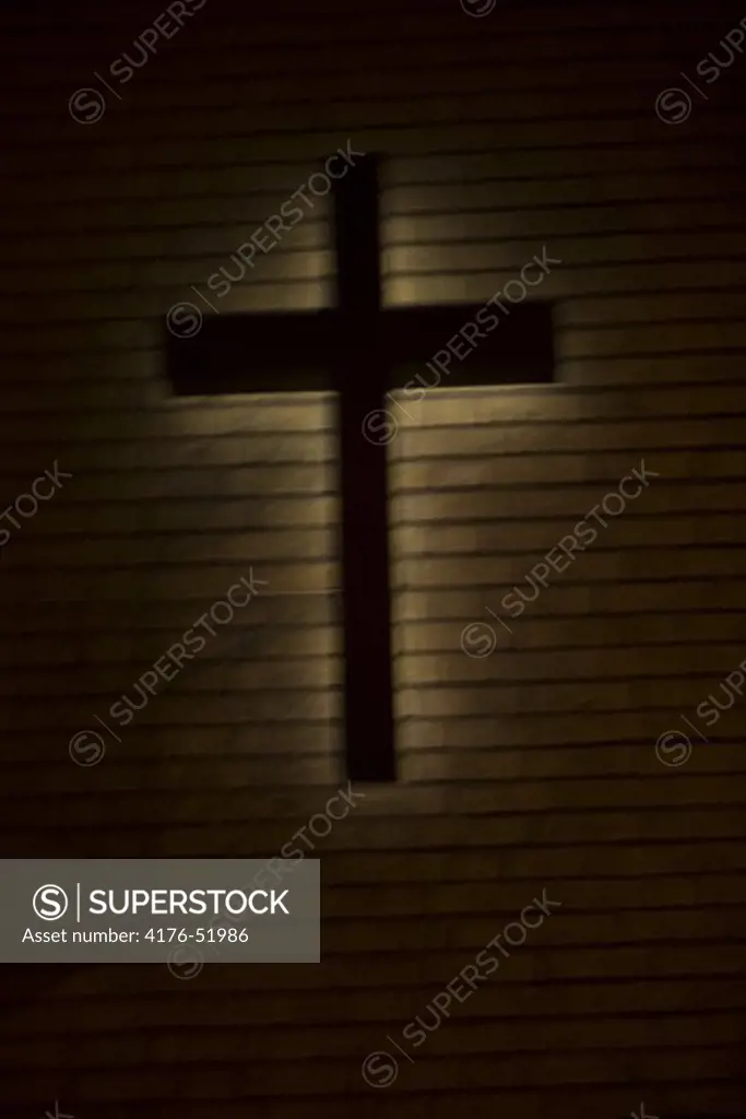 Ett kors på en kyrkas vägg.